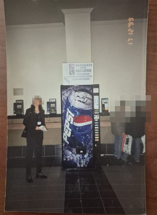 The machine at the fair, with the poster above it: "now, using your credit card, you can enjoy the taste of Pepsi." The camera's date stamp reads 17.12.99 — inside the fair week (faces blurred)